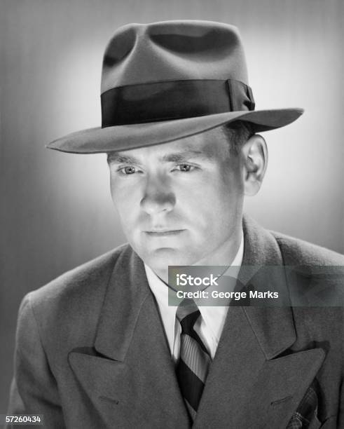 Photo libre de droit de Homme Au Chapeau En Feutre Mou En Studio Gros Plan Portrait banque d'images et plus d'images libres de droit de 1930-1939