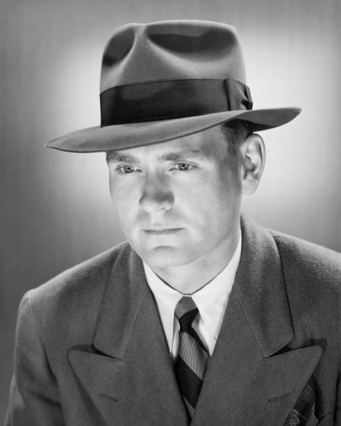man in 付きフェドーラ帽のスタジオ（b &w ）、クローズアップのポートレート - men fedora hat 1940s style ストックフォトと画像