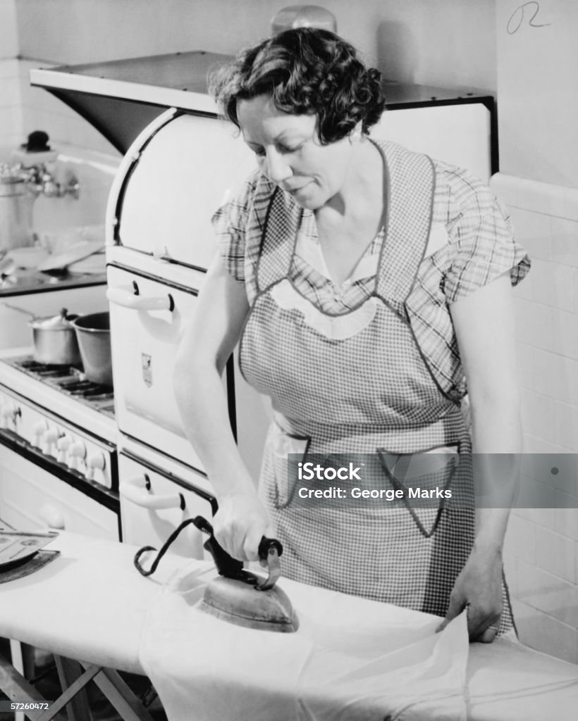 Femme dans la cuisine, une planche (B & W - Photo de Femme au foyer libre de droits