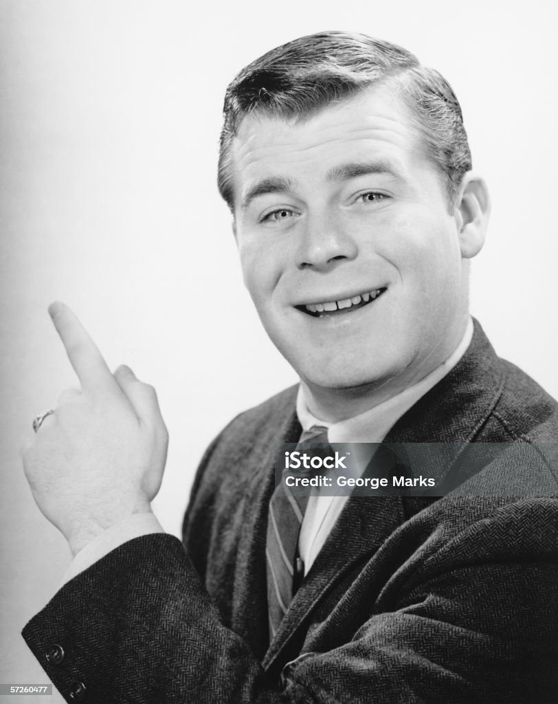 Homem apontando com o dedo indicador em estúdio, (B & W), close-up, retrato - Royalty-free 1930-1939 Foto de stock