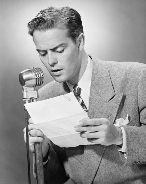 elegancki mężczyzna mówić do mikrofonu w studio, & (b w - 1940s style audio zdjęcia i obrazy z banku zdjęć
