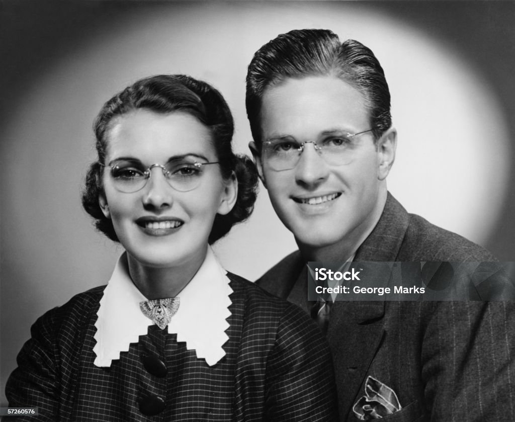 Jeune souriant couple, (B & W), portrait - Photo de Lunettes de vue libre de droits