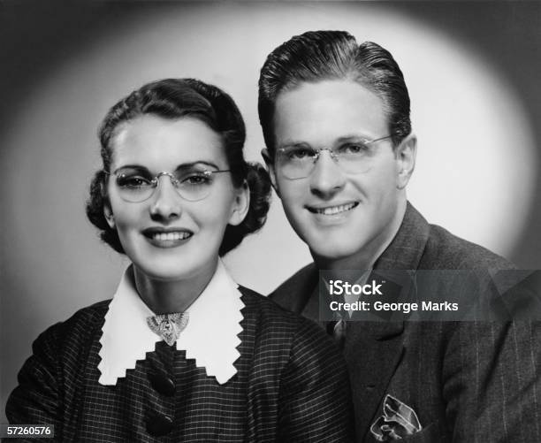 Photo libre de droit de Jeune Souriant Couple Portrait banque d'images et plus d'images libres de droit de Lunettes de vue - Lunettes de vue, Portrait - Image, Femmes