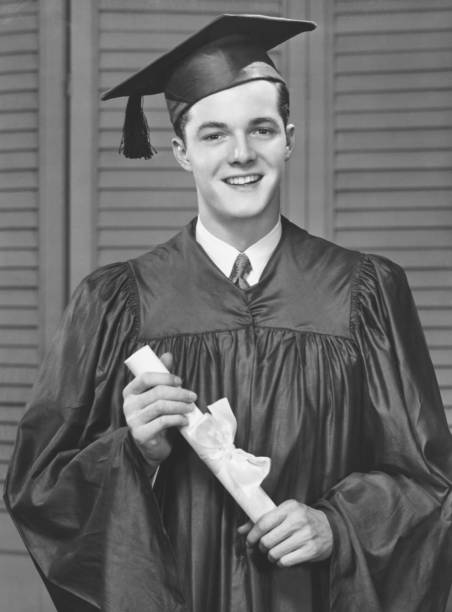 joven masculino de la universidad de retención de posgrado diploma, (b & w, retrato - poses para fotos de graduación fotografías e imágenes de stock
