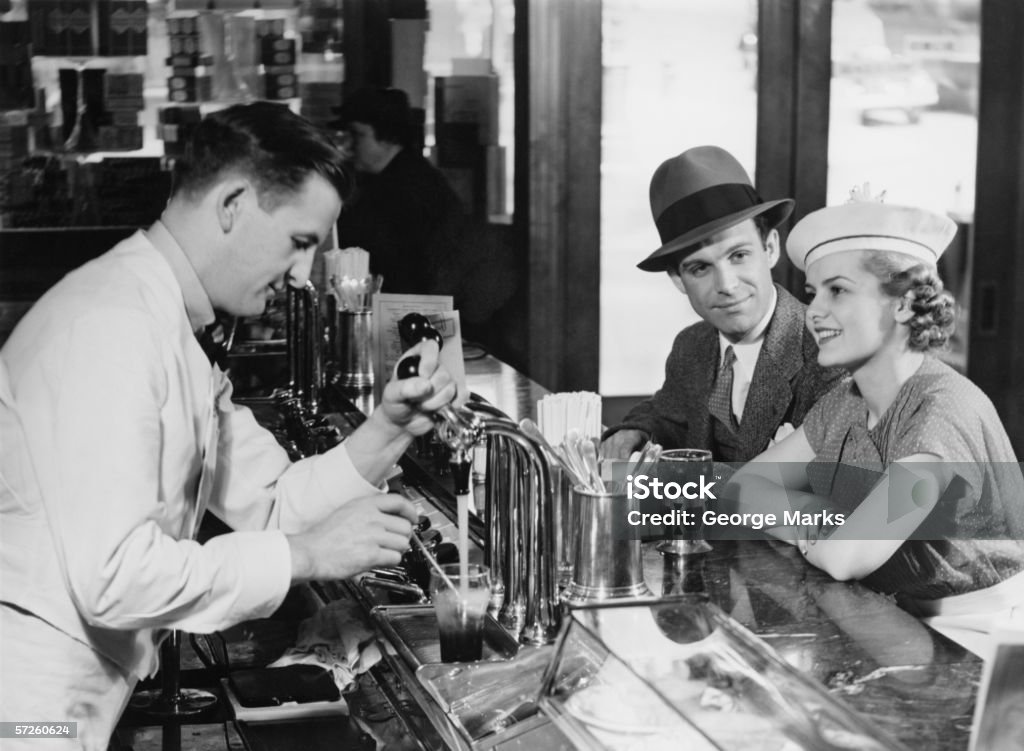 Barkeeper gießen Bier für Junges Paar in bar (B & W - Lizenzfrei Altertümlich Stock-Foto