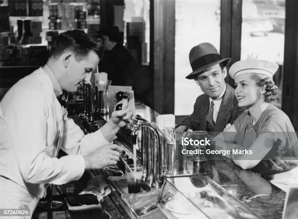 Barkeeper Gießen Bier Für Junges Paar In Bar B W Stockfoto und mehr Bilder von Altertümlich