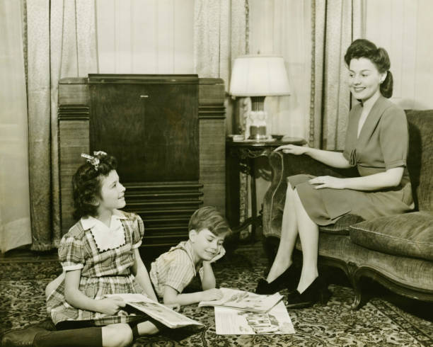 família em casa, crianças (de 6 a 7) (10-11) tocando no carpete, mãe - 1930 - fotografias e filmes do acervo