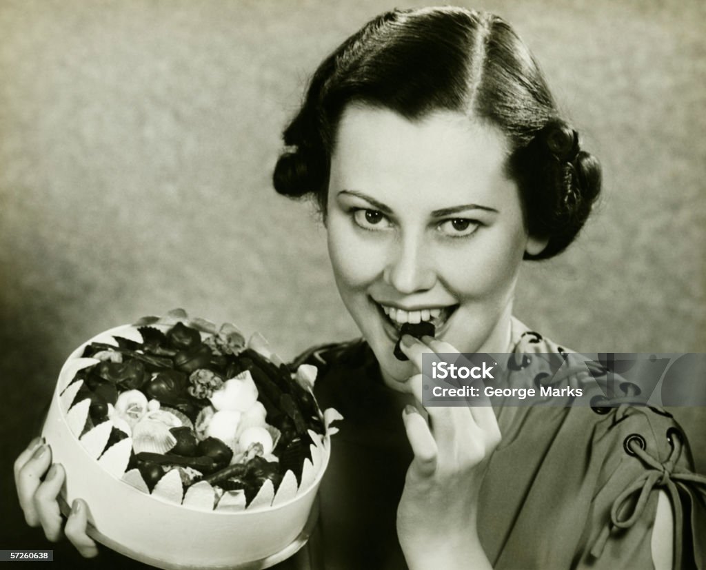 Jovem mulher um chocolate da caixa, Posando, (B & W, Retrato - Royalty-free Comer Foto de stock