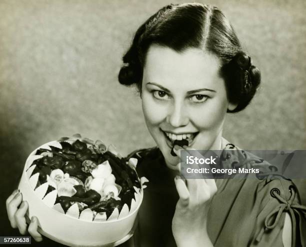 Jovem Mulher Um Chocolate Da Caixa Posando B W Retrato - Fotografias de stock e mais imagens de Comer