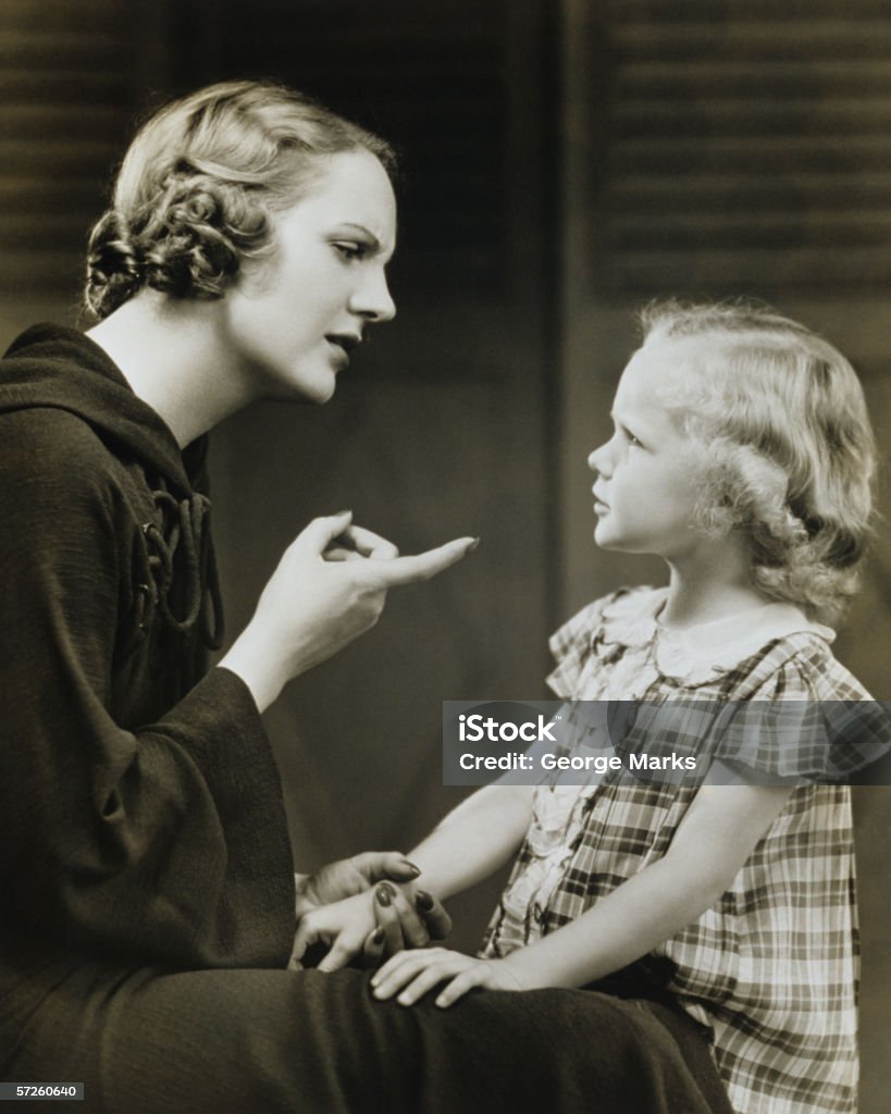 Mãe scolding filha (6 a 7), & (B W - Foto de stock de Criança royalty-free