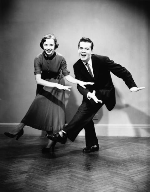 giovane coppia ballare vuoto camera, (b & w - anni 40 foto e immagini stock