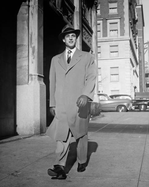 エレガントな男性だけで、街の通りに沿って歩く（b &w - men fedora hat 1940s style ストックフォトと画像