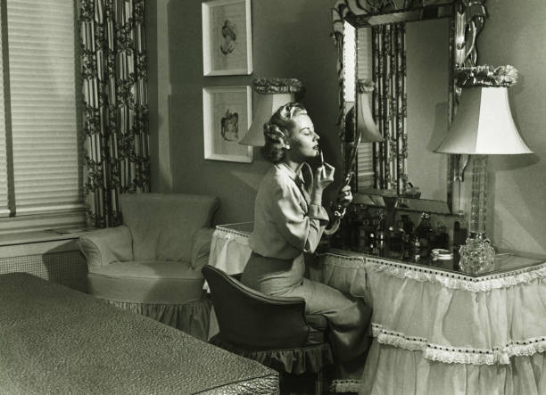 женщина, накладывающая помаду на туалетный столик, (b & w - retro revival 1930s style 1930s image women стоковые фото и изображения