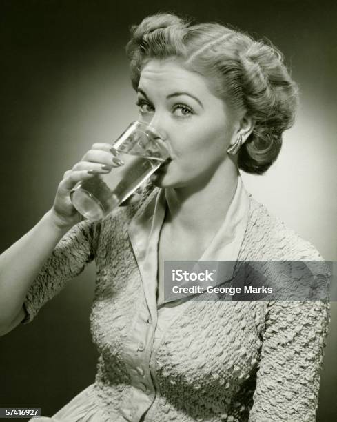 Woman 飲料水を背の高いグラスb W クローズアップportra - 古風のストックフォトや画像を多数ご用意 - 古風, 飲む, 優雅