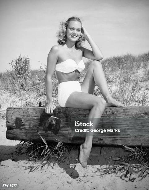 Frau Mit Bikini Sitzt Auf Login Beach Abbildung Stockfoto und mehr Bilder von Altertümlich