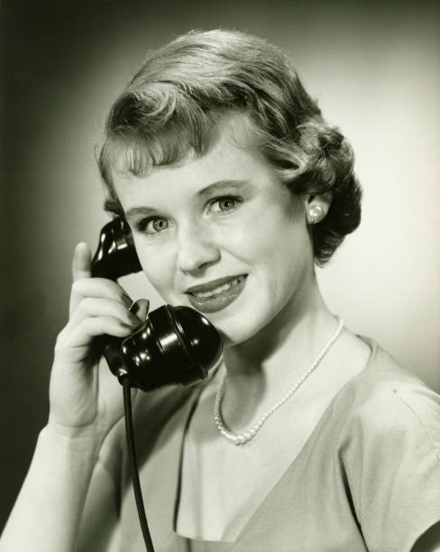 donna al telefono in posa in studio (b & w) (primo piano), (verticale - landline phone women close up old fashioned foto e immagini stock