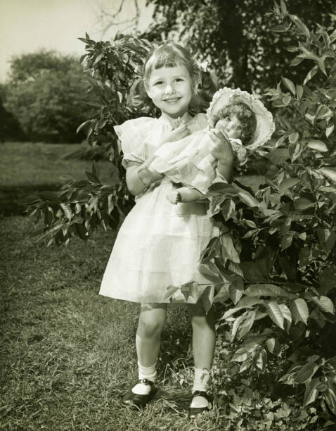 девочка держит кукла (6 – 7) и, в парке, (б & w), (портрет - george w bush стоковые фото и изображения