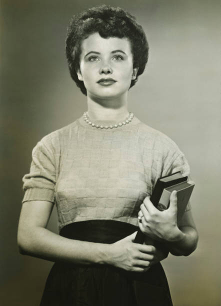femme tenant des livres, posant en studio, (autoportrait), (b & w - 1940s style photos et images de collection