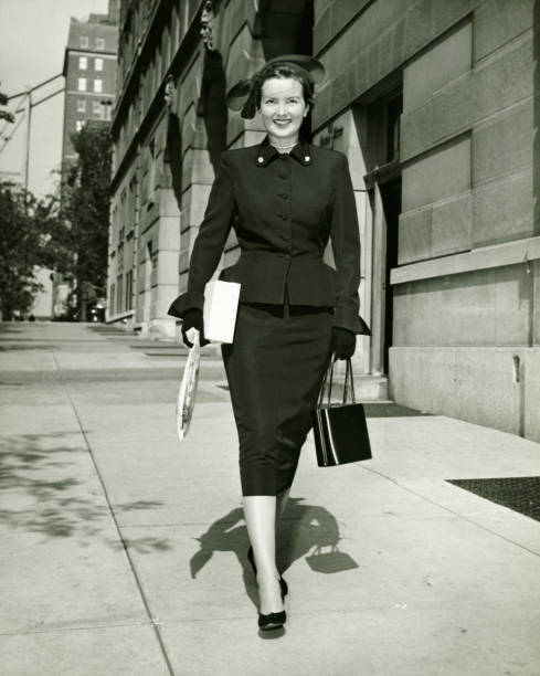 элегантная женщина, ходить на прогулку после серфинга, (b & w - retro revival 1930s style 1930s image women стоковые фото и изображения