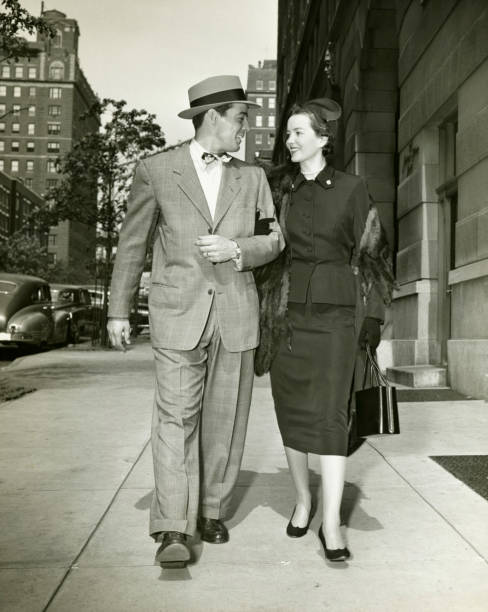 優雅なカップルの歩道を歩く（b &w - men fedora hat 1940s style ストックフォトと画像