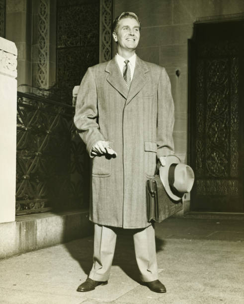 sonriente hombre de pie al aire libre en la capa superior, (b & p - men fedora hat 1940s style fotografías e imágenes de stock