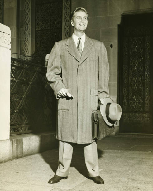 笑顔で立っている男性トップ屋外コート（b &w - men fedora hat 1940s style ストックフォトと画像