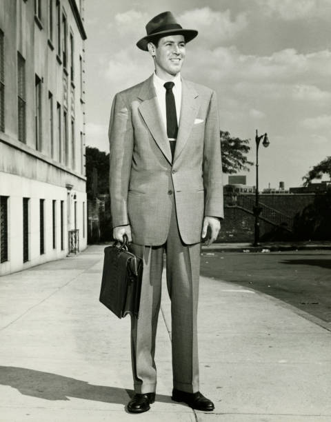 hombre en traje completo de pie en la acera, (b & p), (vertical - men fedora hat 1940s style fotografías e imágenes de stock