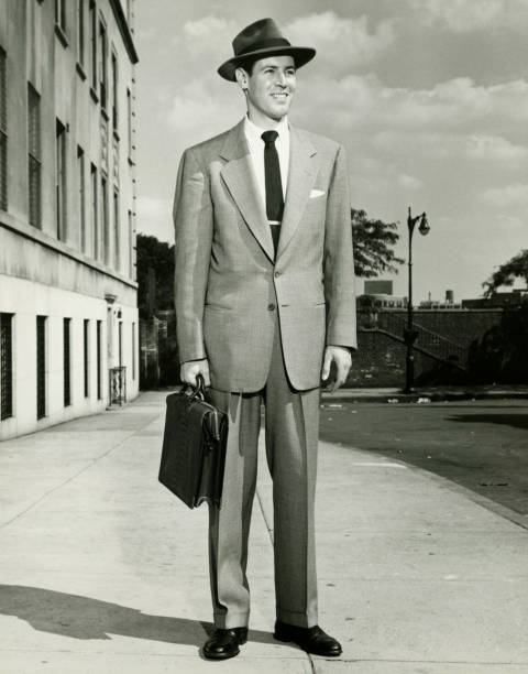 homme en costume complet, debout sur le trottoir (b & w) (autoportrait - 1940s style photos et images de collection