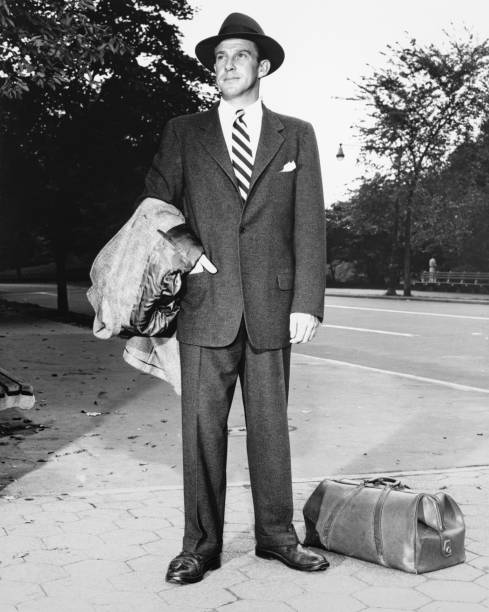 hombre en traje completo de pie en la acera, (b & p), (vertical - men fedora hat 1940s style fotografías e imágenes de stock