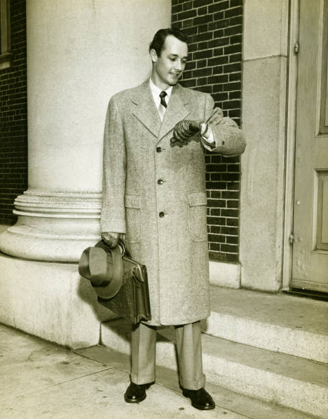 エレガントな男性を入り口でチェックして、（ビル b &w ） - men fedora hat 1940s style ストックフォトと画像