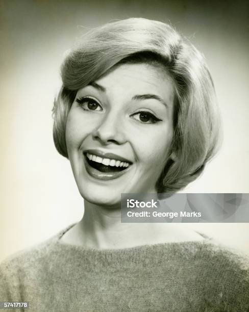 Foto de Jovem Mulher Sorridente Posando No Estúdio Modo Retrato e mais fotos de stock de 1950-1959