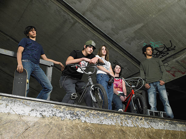 grupo de adolescentes en rampa de patín - bmx cycling sport teenagers only teenager fotografías e imágenes de stock