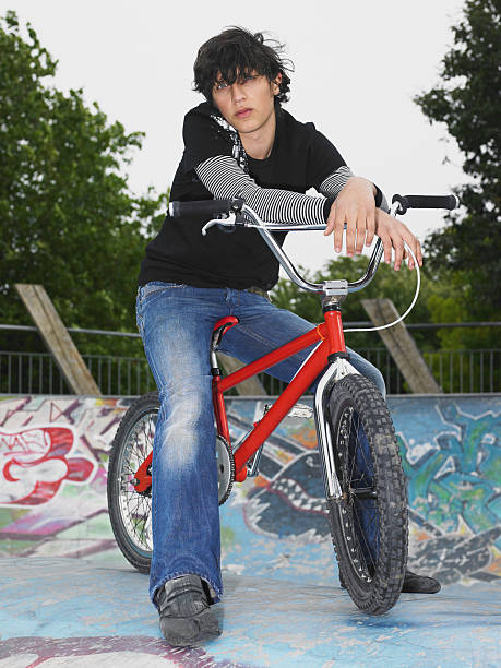 teenage boy with bmx - bmx cycling sport teenagers only teenager fotografías e imágenes de stock
