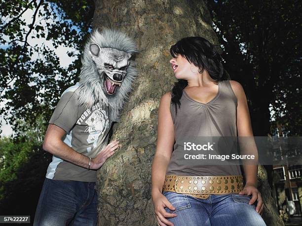 Junges Paar Spielt Mit Halloweenmaske Stockfoto und mehr Bilder von Angst - Angst, Aufnahme von unten, Baum