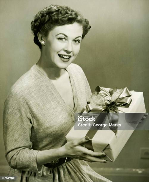 Mujer Agarrando Envueltos Regalo En Una Suite Tipo Estudio B W Retrato Foto de stock y más banco de imágenes de Anticuado