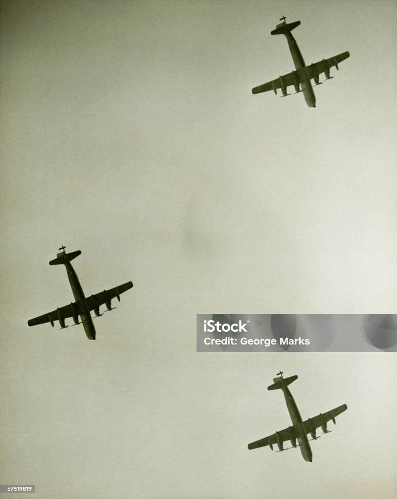 Три самолета в полете, (B & W), вид из ниже - Стоковые фото 1930-1939 роял�ти-фри