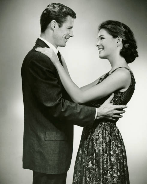 jeune couple debout face à face, souriant, dans le studio, (b & w - 4549 photos et images de collection