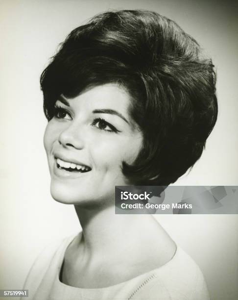 Mujer Joven Sonriendo Y Posando En Studio Primer Plano Foto de stock y más banco de imágenes de 1950-1959