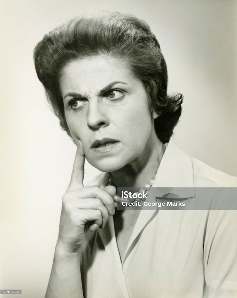 Frau mit verwirrt Gesichtsausdruck, in studio (B & W), Porträt - Lizenzfrei Altertümlich Stock-Foto