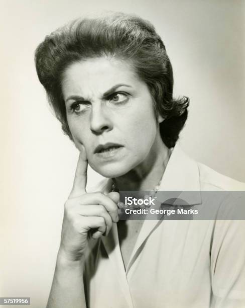 Frau Mit Verwirrt Gesichtsausdruck In Studio Porträt Stockfoto und mehr Bilder von Altertümlich