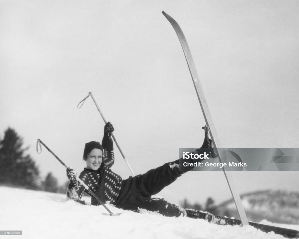 Giovane donna sciatore cadendo nella neve, (B & W - Foto stock royalty-free di Sci - Sci e snowboard