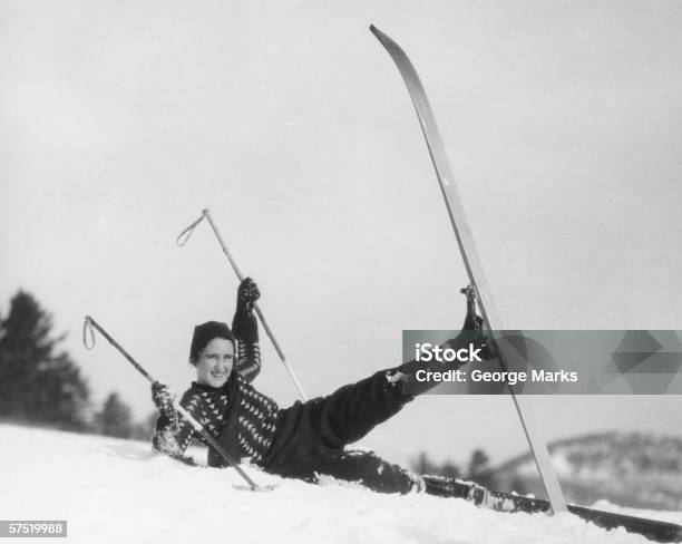 Giovane Donna Sciatore Cadendo Nella Neve B W - Fotografie stock e altre immagini di Sci - Sci e snowboard - Sci - Sci e snowboard, Humour, Bianco e nero