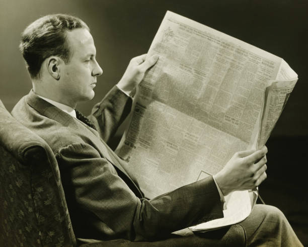 бизнесмен чтения газеты, (b & w - reading newspaper 30s adult стоковые фото и изображения