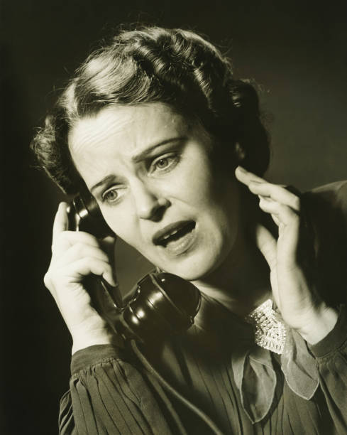 女性のスタジオにお電話、(b &w ）、クローズアップのポートレート - landline phone women close up old fashioned ストックフォトと画像