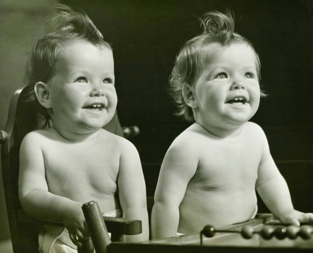 due chubby twin sisters (9-12 mesi) seduto a casa (b & w - 4767 foto e immagini stock