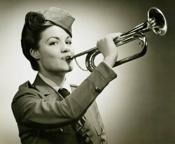 jovem no uniforme de soldados brincando com trompete, (b & w). - bugle imagens e fotografias de stock