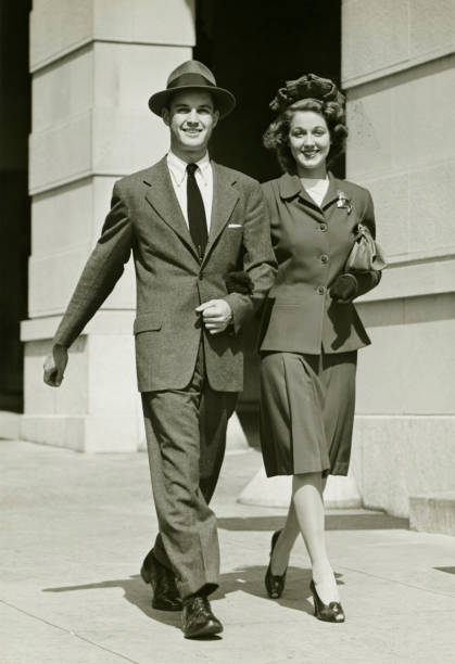 negro, blanco de joven pareja caminando agarrados del brazo - men fedora hat 1940s style fotografías e imágenes de stock