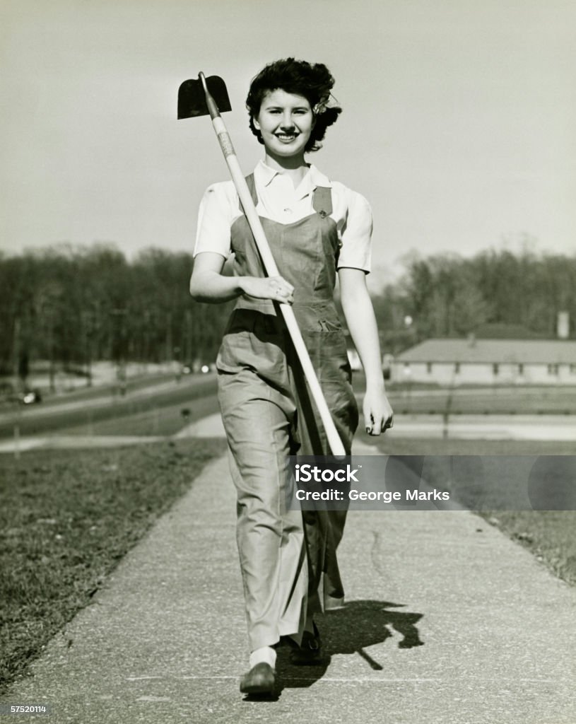 Femme avec Binette de marche sur sentier, (B & W), portrait - Photo de D'autrefois libre de droits