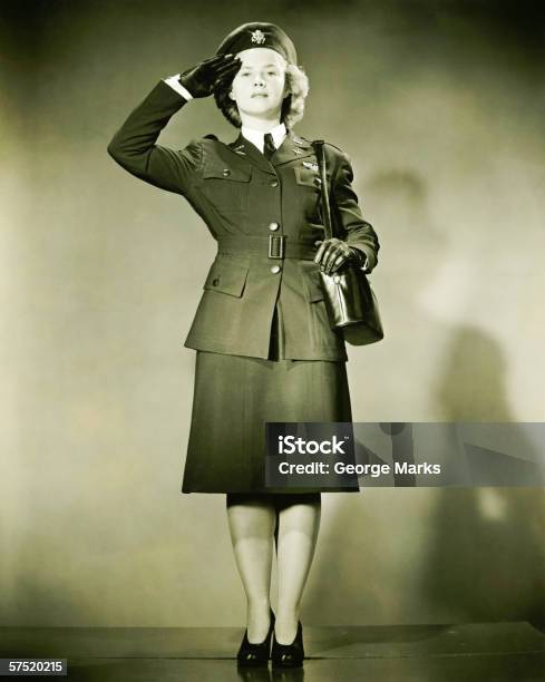 여자 입고 World War Ii 균일한 경례 Studio에서 World War II에 대한 스톡 사진 및 기타 이미지 - World War II, 여자, 여자만