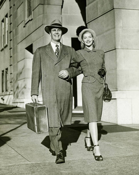 joven pareja caminando agarrados del brazo en la acera, (b & p - men fedora hat 1940s style fotografías e imágenes de stock